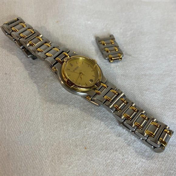 Authentic Vintage Gucci Two-Tone Ladies 9200L Watch - Picture 9 of 10